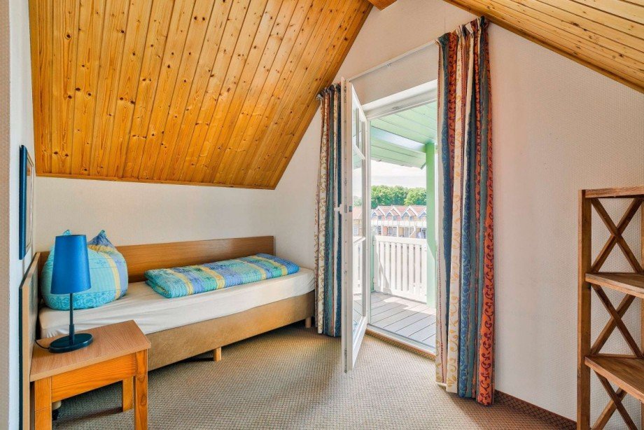 Schlafzimmer mit Balkonzugang und Wasserblick Reihenmittelhaus Rheinsberg