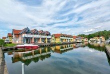 Blick �ber das Hafendorf Maritimes Ferienhaus am Wasser mit eigenem Bootsanleger im Hafendorf Rheinsberg