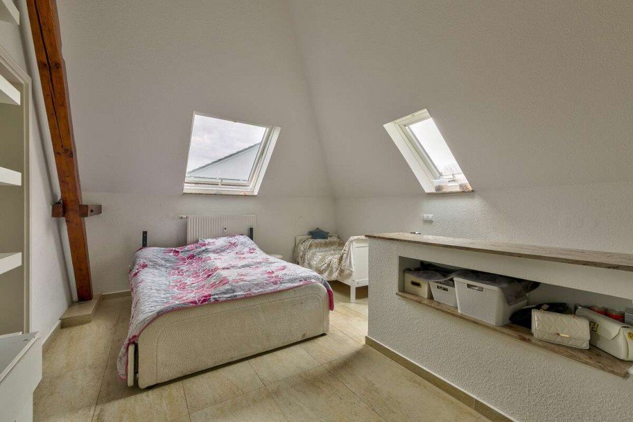 Schlafzimmer im Dachgeschoss mit Dachfenstern Mehrfamilienhaus Wunstorf