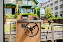 Steuerstand des Hausbootes Ferienhaus am Wasser: mit privatem Bootsanleger und zus�tzlichem Hausboot