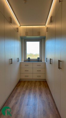 Ankleidezimmer mit Ambientelicht Die Nibelungen Villa in Bernau bei Berlin - hochwertiges, ger�umiges Wohnen am Feldrand