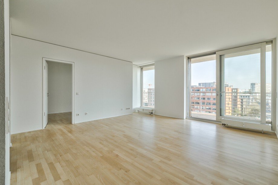 Wohnzimmer mit bodentiefen Fensterfronten Etagenwohnung Berlin