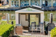 Modernes Hausboot Ferienhaus am Wasser: mit privatem Bootsanleger und zus�tzlichem Hausboot