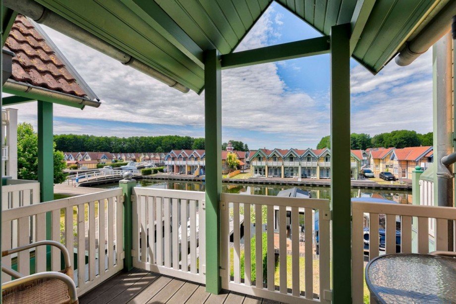 �berdachter Balkon mit Blick auf den Hafen Reihenmittelhaus Rheinsberg