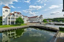 Hotel mit Schwimmbad _ Spa Maritimes Ferienhaus am Wasser mit eigenem Bootsanleger im Hafendorf Rheinsberg