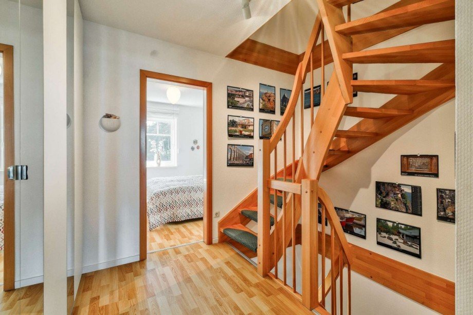 Holztreppe als Verbindung der drei Wohnebenen Haus Rheinsberg