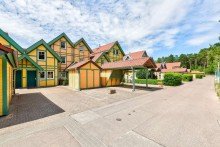Gro�z�gige Zufahrt mit Stellplatz Ferienhaus am Wasser: mit privatem Bootsanleger und zus�tzlichem Hausboot
