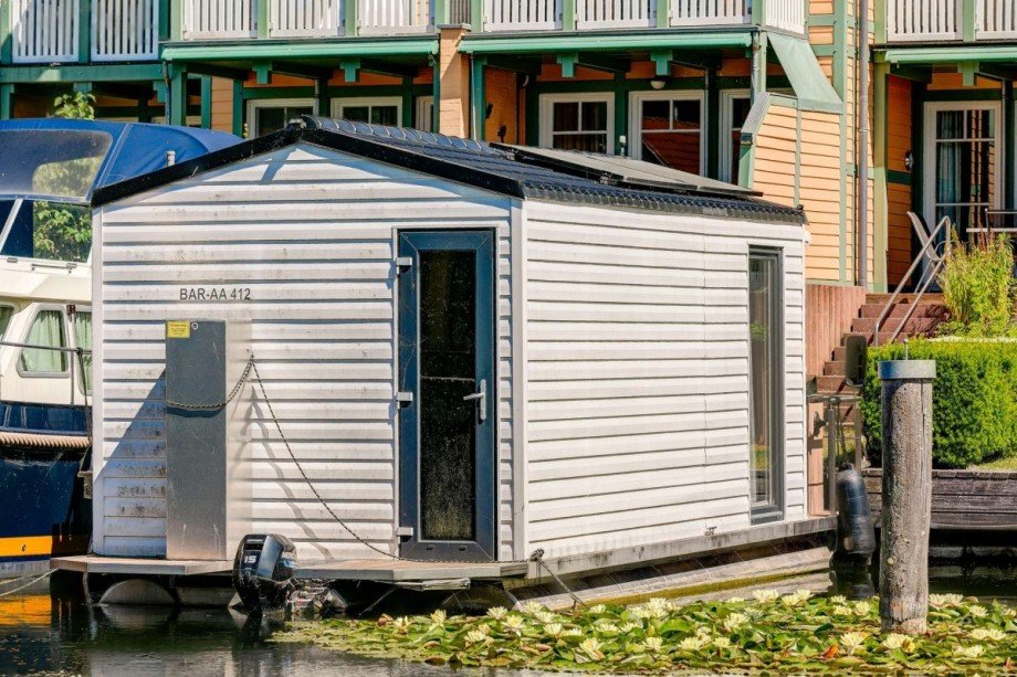 Seitliche Ansicht des Hausbootes Reihenmittelhaus Rheinsberg