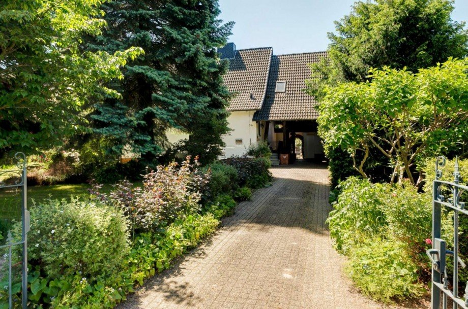 Begr�nte Zufahrt Einfamilienhaus Bad Belzig