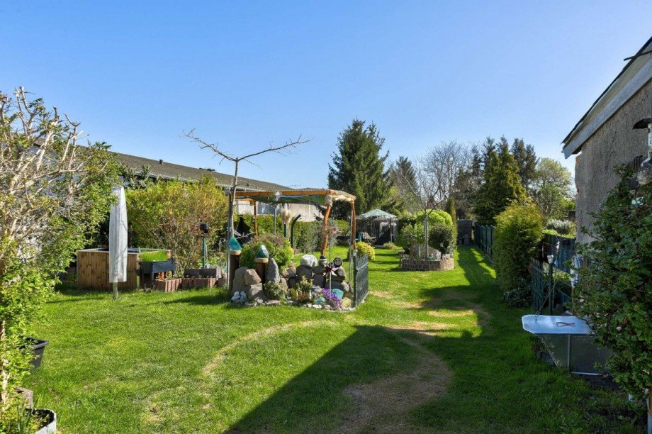 Gartenansicht mit Gr�nfl�che und Gestaltungselementen Einfamilienhaus Ziltendorf