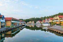 Blick �ber das Hafendorf Maritimes Ferienhaus am Wasser mit eigenem Bootsanleger im Hafendorf Rheinsberg