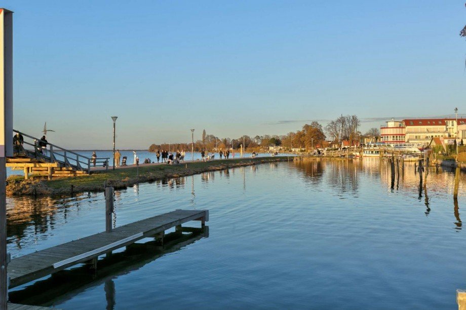 Uferpromenade - Freizeit und Erholung Wohn- / Gesch�ftshaus Steinhude