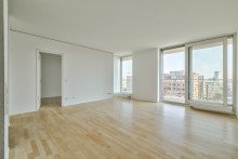 Wohnzimmer mit bodentiefen Fensterfronten POTSDAMER PLATZ: Bezugsfreie 2-Zimmer-Eigentumswohnung in Toplage
