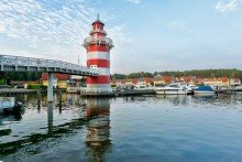Der Leuchtturm mit Blick udie Anlage Ferienhaus am Wasser: mit privatem Bootsanleger und zus�tzlichem Hausboot