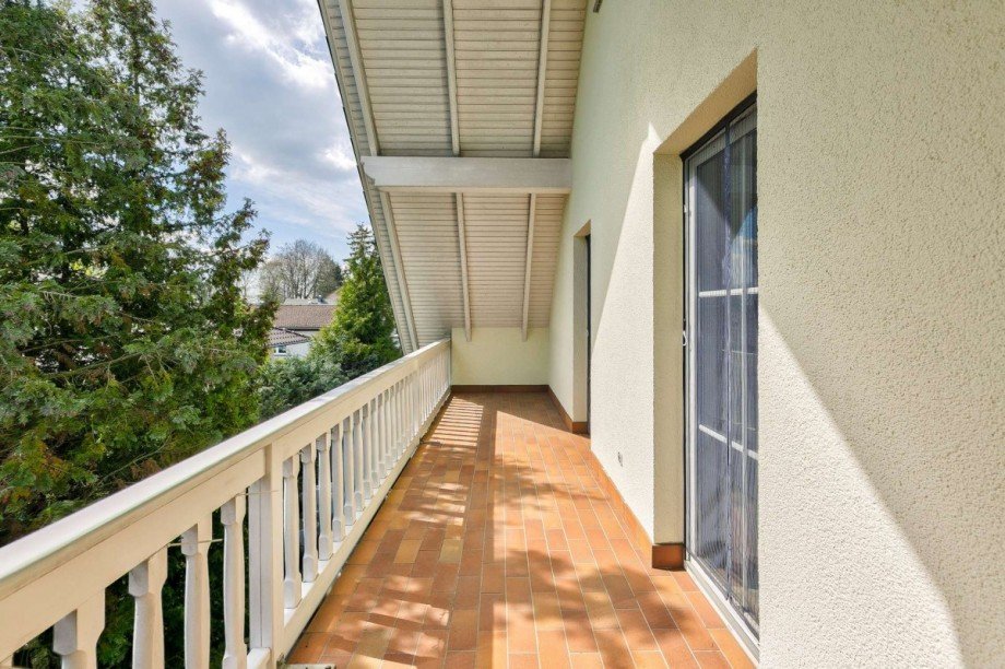 Gro�z�giger Balkon mit Zugang aus zwei Zimmern Einfamilienhaus Bernau bei Berlin