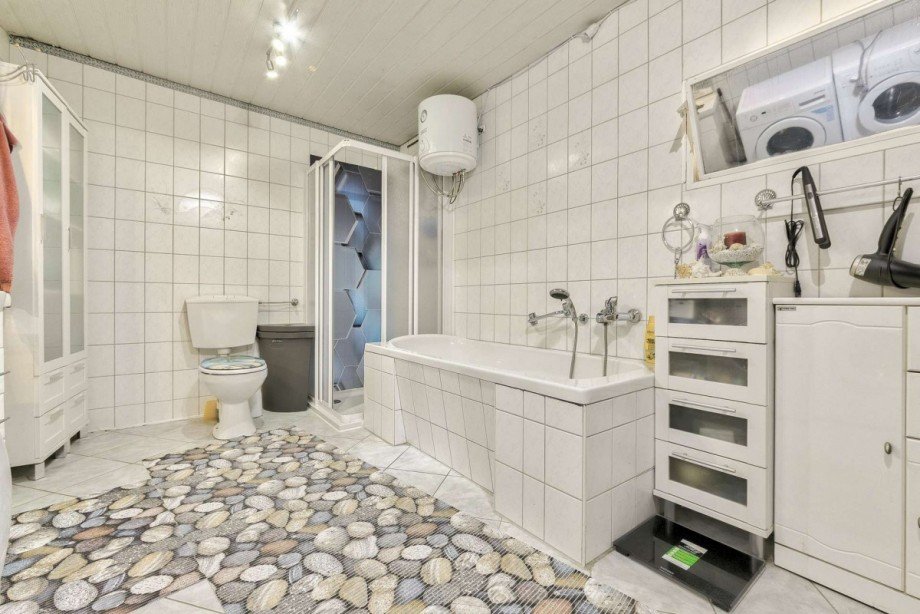 Tageslichtbad mit Badewanne und Dusche Wohnung Ziltendorf