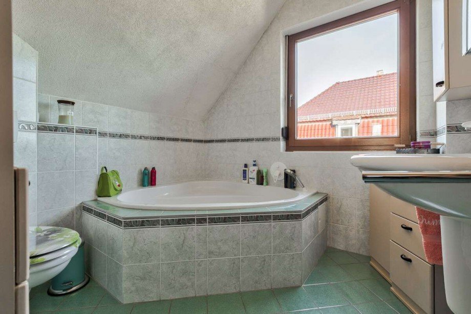 Badezimmer mit Eckbadewanne und Tageslicht Einfamilienhaus M�llrose