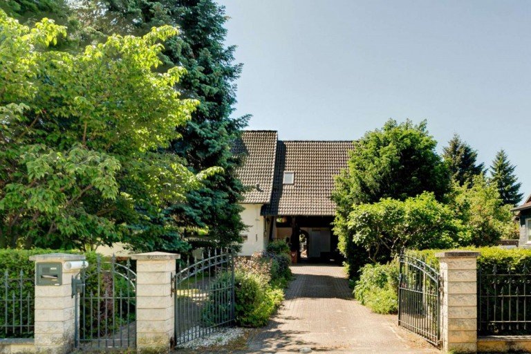 Au�enansicht mit Zufahrt Bad Belzig Einfamilienhaus Kapitalanlage in begehrter Wohnlage von Bad Belzig - Einfamilienhaus mit gro�em Grundst�ck