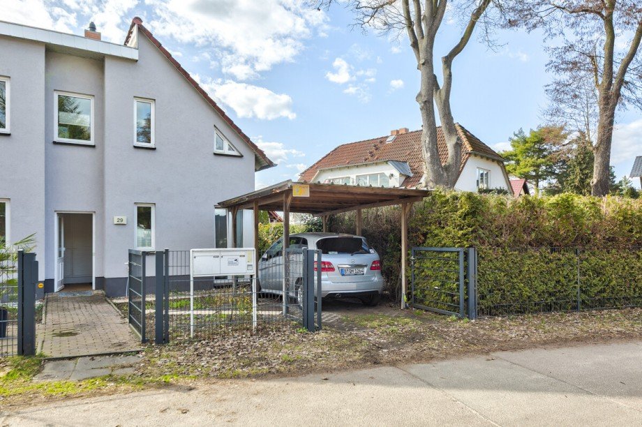 Au�enansicht mit Carport und Gartenbereich Maisonettewohnung Berlin