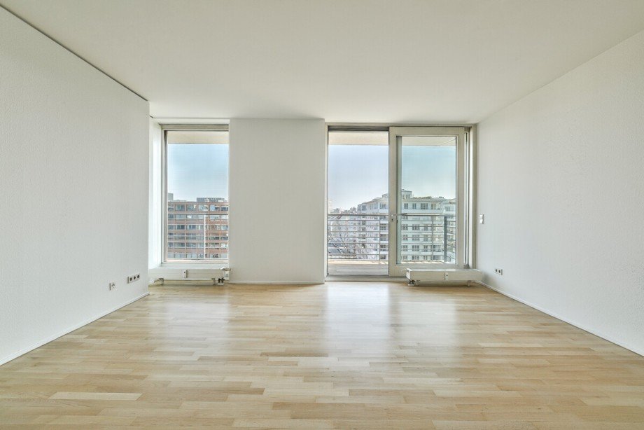 Wohnzimmer mit Zugang zum Balkon Etagenwohnung Berlin