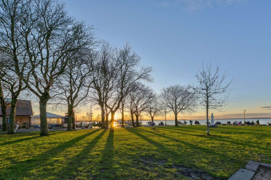 Steinhuder Meer - Abendstimmung im Park Wohn- / Gesch�ftshaus Steinhude