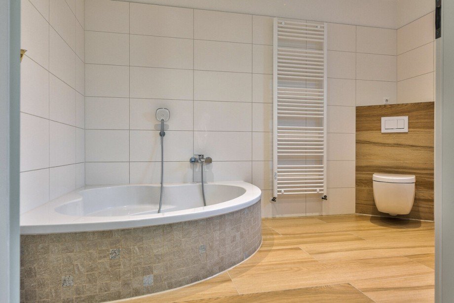 En-Suite Bad Zimmer 1 im Souterrain Einfamilienhaus Wunstorf