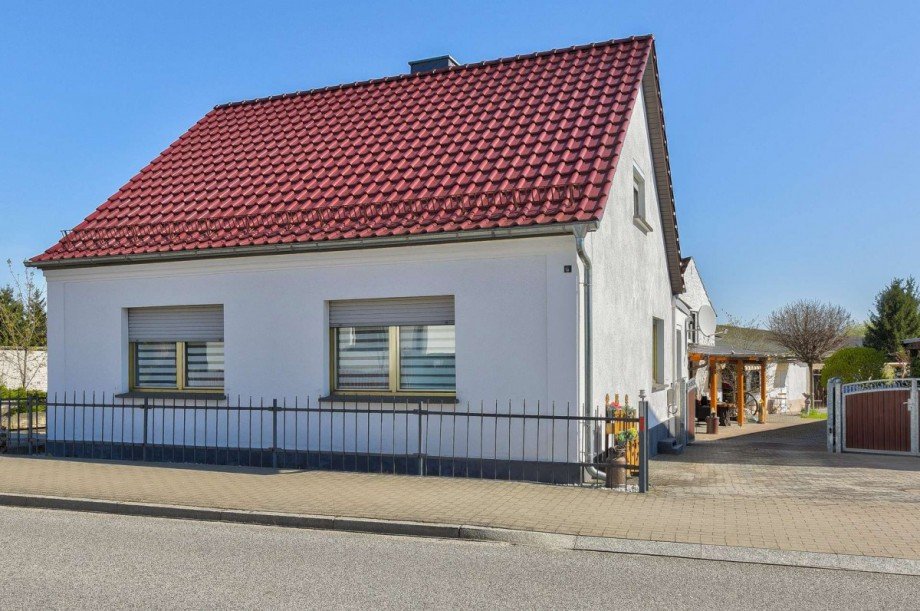 Hausansicht mit Einfahrt Wohnung Ziltendorf