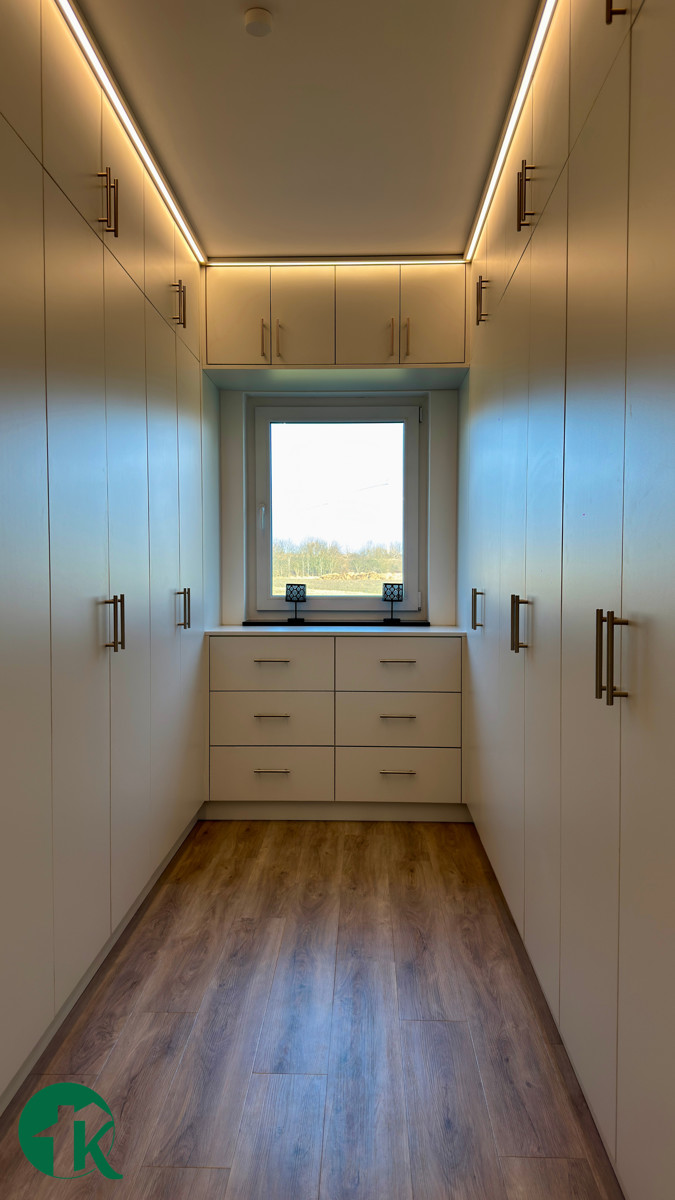 Ankleidezimmer mit Ambientelicht Einfamilienhaus Bernau bei Berlin