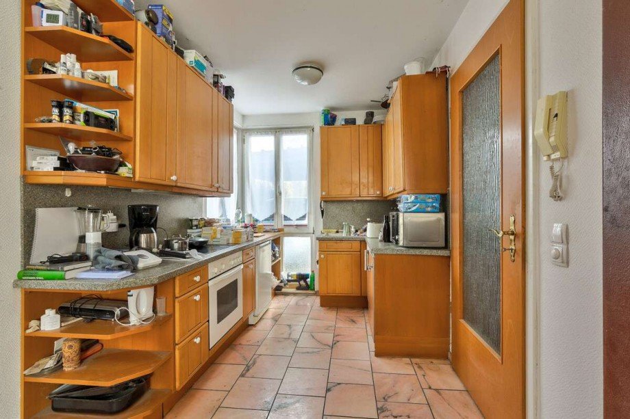 Offene Einbaukumit viel Stauraum Maisonettewohnung Berlin