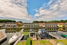 Maritime Lage mit Blick auf den privaten Bootsliegeplatz Ferienhaus am Wasser: mit privatem Bootsanleger und zus�tzlichem Hausboot