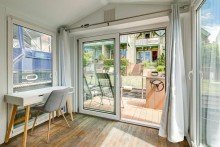 Wohnbereich des Hausbootes mit Terrassenzugang Ferienhaus am Wasser: mit privatem Bootsanleger und zus�tzlichem Hausboot