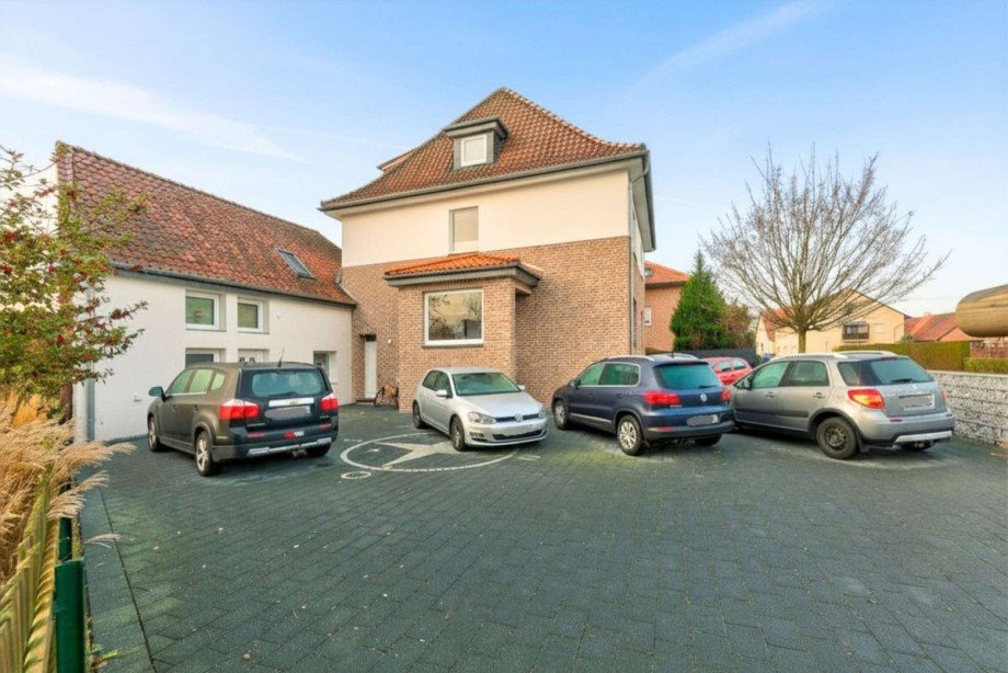 MFH - Stra�enperspektive mit Stellpl�tzen Mehrfamilienhaus Wunstorf