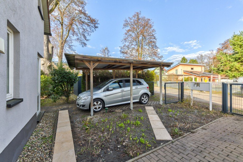 Carport-Stellplatz im Vorgarten Maisonettewohnung Berlin