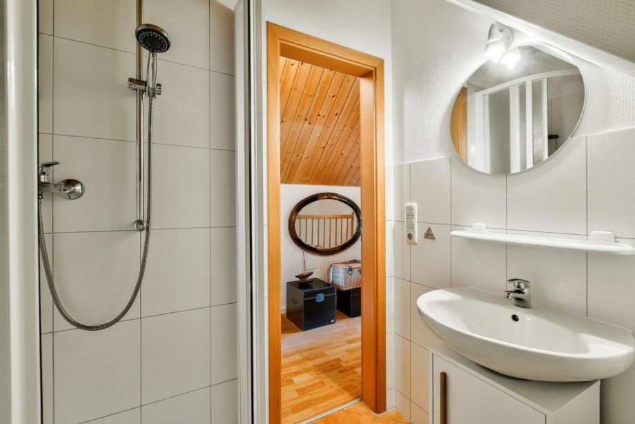 Helles Badezimmer mit Dusche Haus Rheinsberg