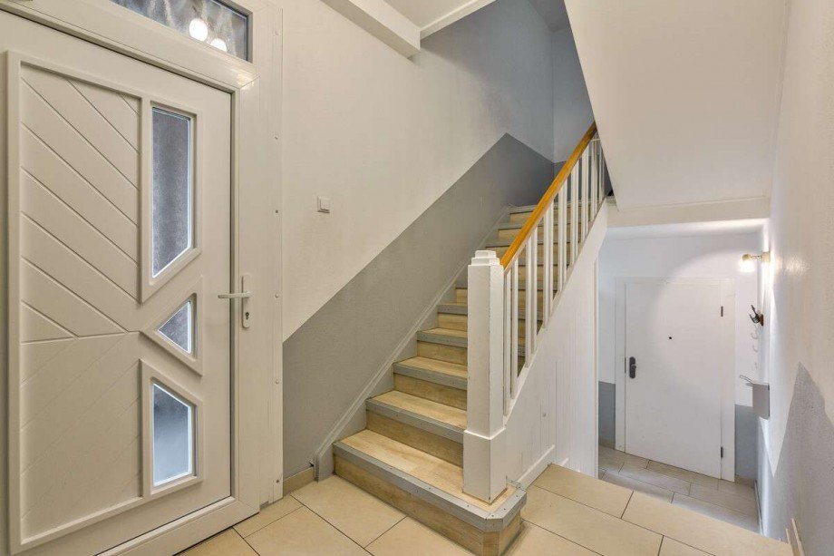 Treppenhaus mit geschlossener Tu Mehrfamilienhaus Wunstorf