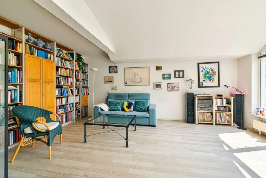 Wohnzimmer mit Couch-Ecke Dachgeschosswohnung Berlin