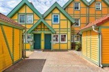 Einladende Vorderansicht des Ferienhauses Ferienhaus am Wasser: mit privatem Bootsanleger und zus�tzlichem Hausboot