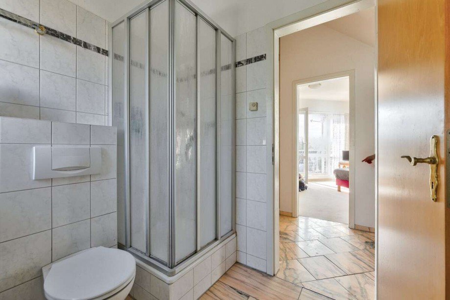 Bad mit Dusche und Zugang zum Flur Maisonettewohnung Berlin