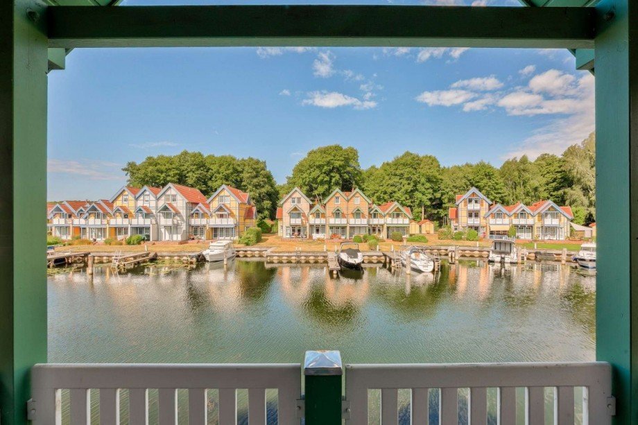 Blick vom Balkon �ber das Hafendorf Haus Rheinsberg