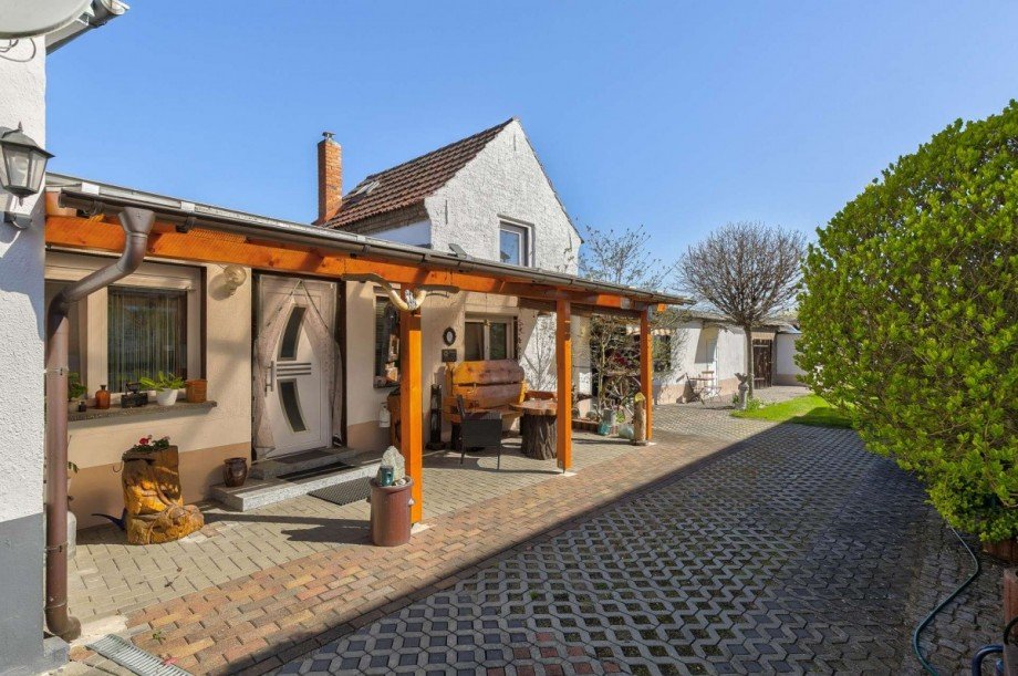 Hofbereich mit �berdachter Terrasse Einfamilienhaus Ziltendorf