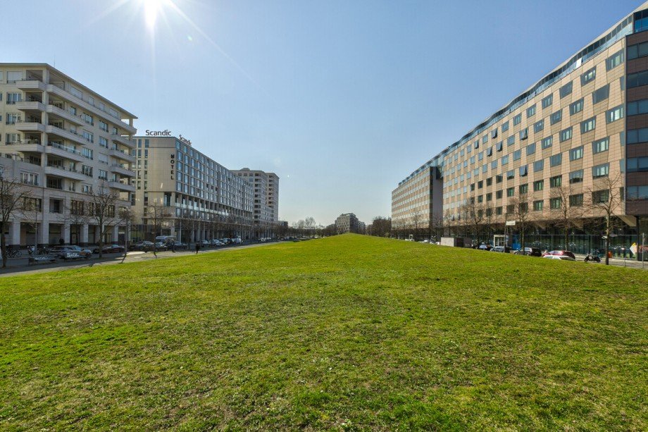 Weitl�ufige Gr�nfl�chen direkt vor der Haust�r Etagenwohnung Berlin