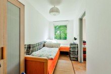 Zimmer 2 mit Fenster zum Garten Freizeitgrundst�ck f�r Wassersportler - ca. 100 Meter eigene Uferfront an der L�cknitz
