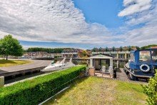 Garten mit direktem Zugang zum privaten Bootsliegeplatz Ferienhaus am Wasser: mit privatem Bootsanleger und zus�tzlichem Hausboot