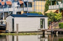 R�ckansicht des Hausbootes am Wasser Ferienhaus am Wasser: mit privatem Bootsanleger und zus�tzlichem Hausboot