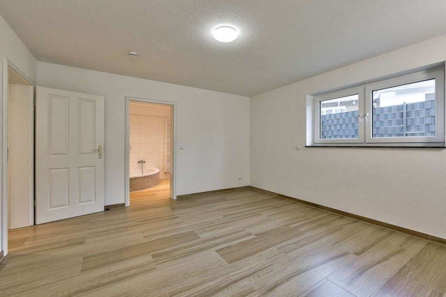 Souterrain Zimmer 1 mit En-Suite-Bad Einfamilienhaus Wunstorf