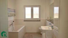 Vollbad mit Wanne und Dusche, Feldblick Die Nibelungen Villa in Bernau bei Berlin - hochwertiges, ger�umiges Wohnen am Feldrand