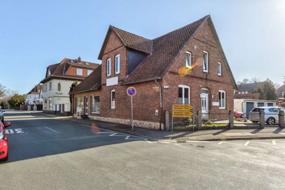 Eckansicht des Geb�udes - markante Lage Wohn- / Gesch�ftshaus Steinhude