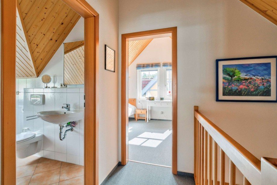 Flur im Obergeschoss mit Zugang zum Badezimmer Haus Rheinsberg