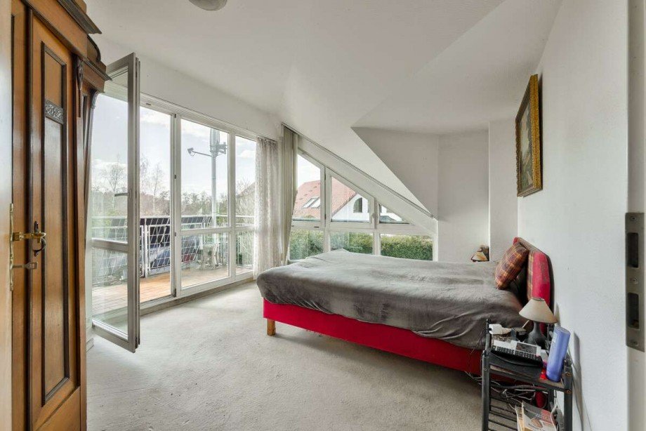 Zimmer im Dachgeschoss mit gro�zur Fensterfront Maisonettewohnung Berlin