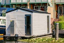 Seitliche Ansicht des Hausbootes Ferienhaus am Wasser: mit privatem Bootsanleger und zus�tzlichem Hausboot